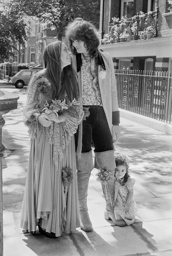 19 июня 1972 года. Крис Сквайр, бас-гитарист из группы Yes, его невеста модель Никки Джеймс и дочь Ники Кармен. Фото Jack Kay.