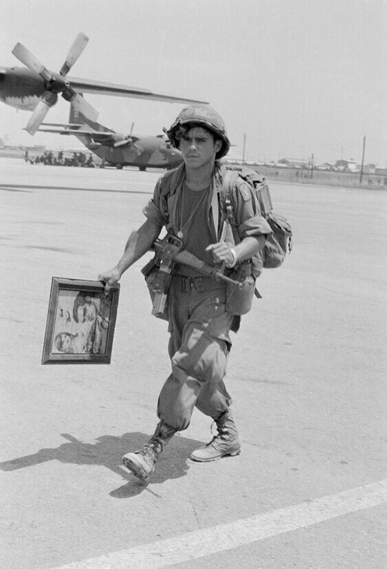 На память о Вьетнаме. 27 июня 1972 года. Вьетнам, авиабаза Фу Бай. Дембель с картиной, на которой изображен он и его подруга.