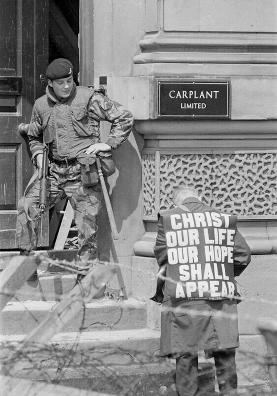 29 июня 1972 года. Северная Ирландия. Уличный проповедник-евангелист и британский солдат. Фото David Cairns.