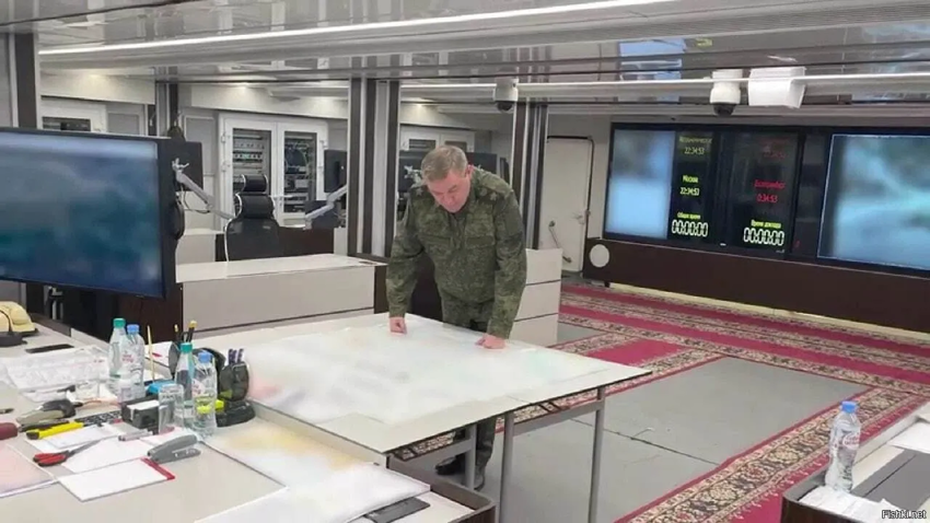 Начальник Генштаба ВС РФ генерал Валерий Герасимов в штабном бункере