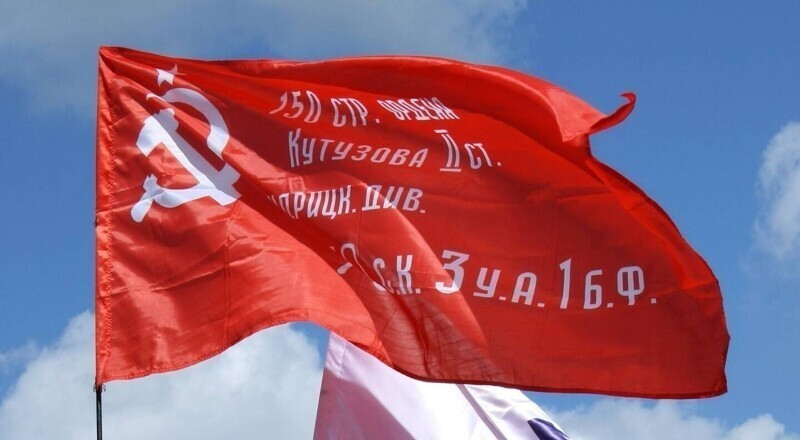 На здании администрации Лисичанска установили знамя Победы