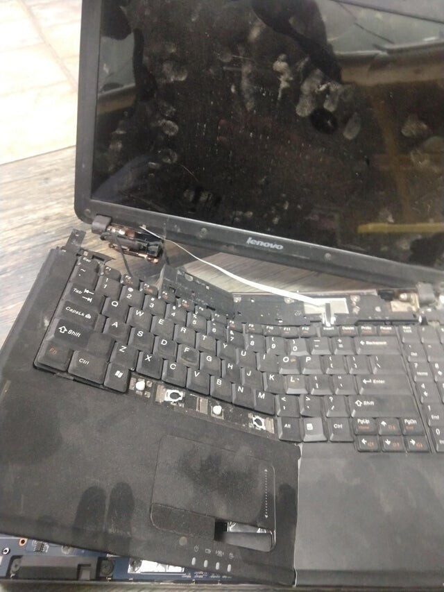 Я случайно оставил свой ноутбук на крыше машины, и он упал на дорогу