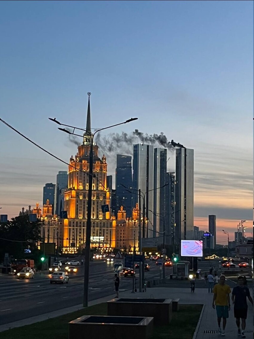 В центре Москвы горит башня Capital Towers