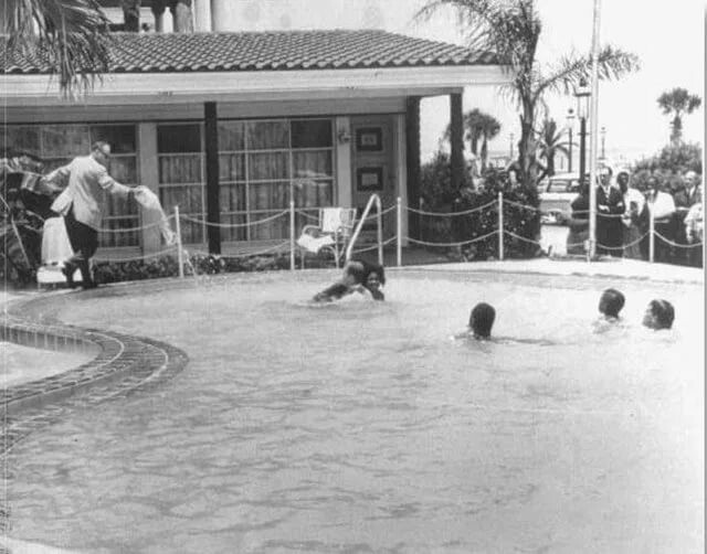История фото: мужчина льет кислоту в бассейн