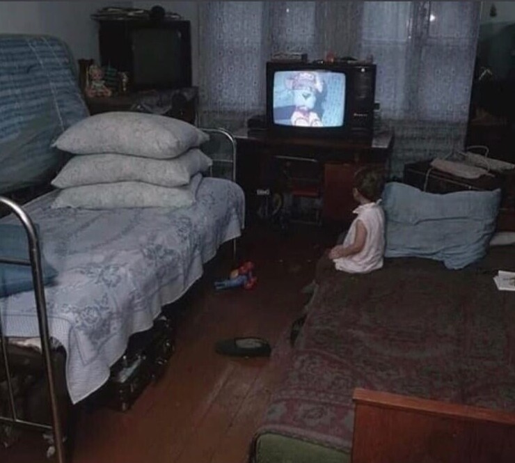 2. Девочка смотрит передачу "Спокойной ночи малыши". 1991 год