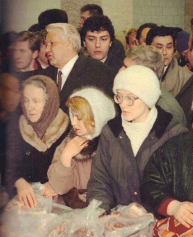 12. В начале 90-х Ельцин любил ходить по магазинам. За его спиной еще совсем молодой Немцов