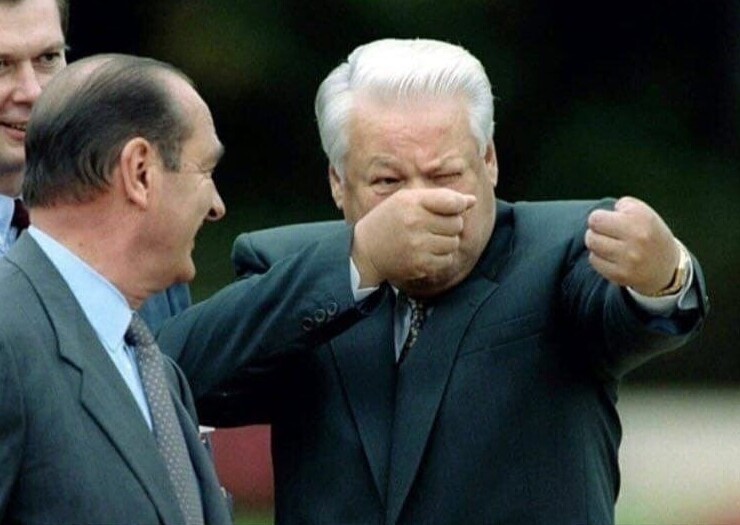 6. Президент России Борис Ельцин обучает президента Франции Жака Ширака стрельбе