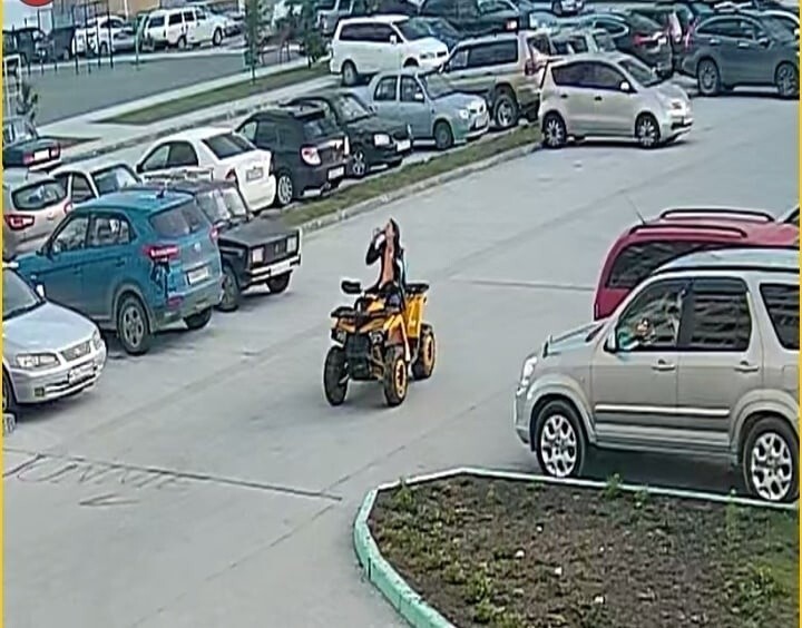 Нарушительница спокойствия: в Новосибирске нетрезвая женщина на квадроцикле гоняла по детской площадке