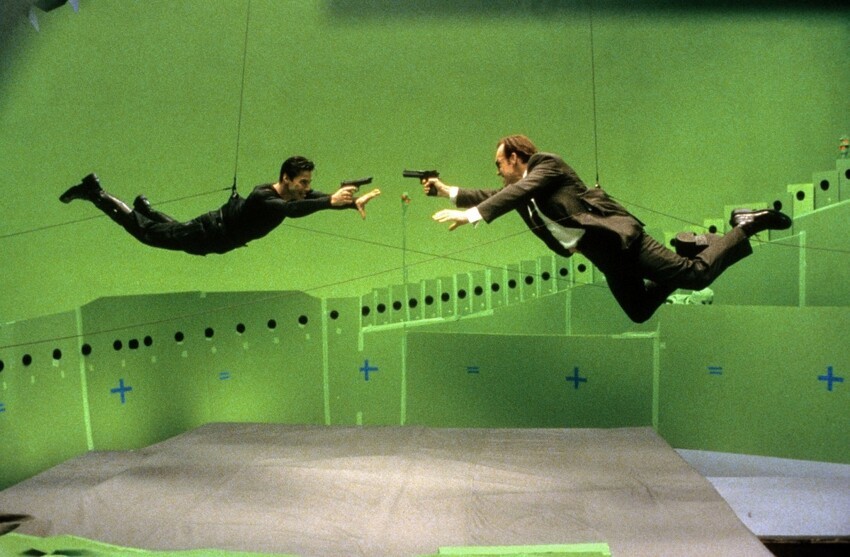 16. А Киану Ривз и Хьюго Уивинг уже летают на съемках "Матрицы" (1999)