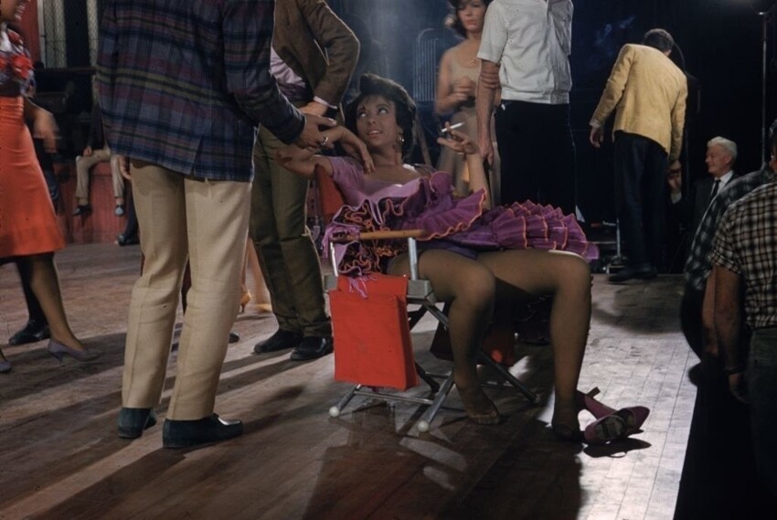 5. Рита Морено на заслуженном перекуре после утомительных танцев во время съемок "Вестсайдской истории" (1961)
