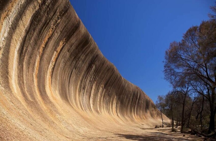 Волна из скал: как в Австралии появилась странная гора