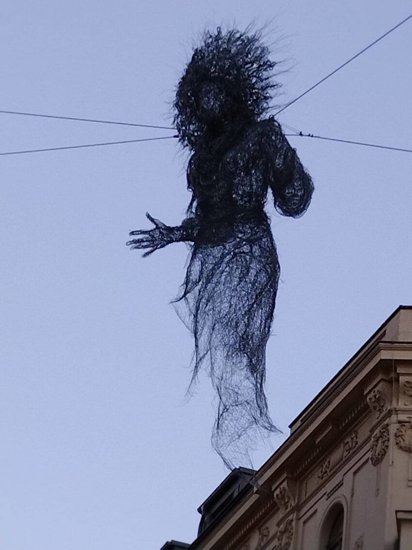"Ужас-ужас": В центре Праги подвесили скульптуру "украинской матери"