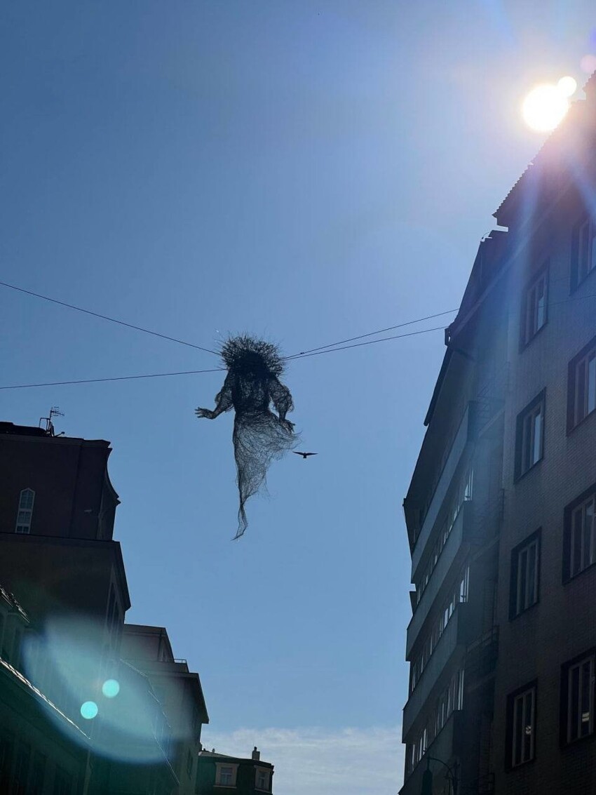 "Ужас-ужас": В центре Праги подвесили скульптуру "украинской матери"