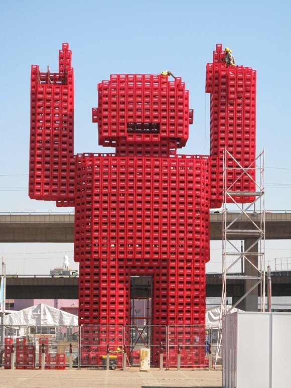 Агентство  Animal Farm создали для кока-колы скульптуру, которая состоит из 2500 ящиков кока-колы. Высота статуи 16,5 метров вес 25 тонн