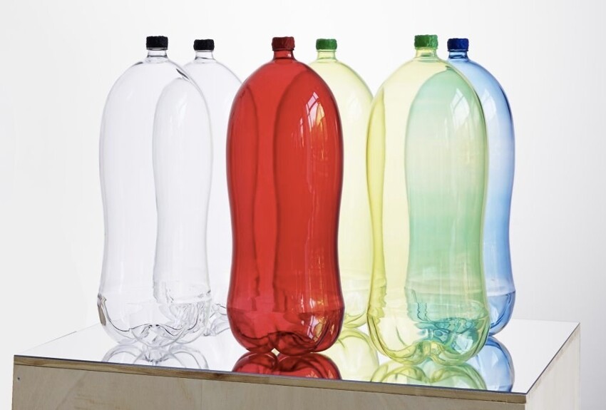 Mike Bouchet,«Keglon», 2016. Художник увеличил бутылки от колы до 14 литров и выставил их как насмешку над обществом потребления