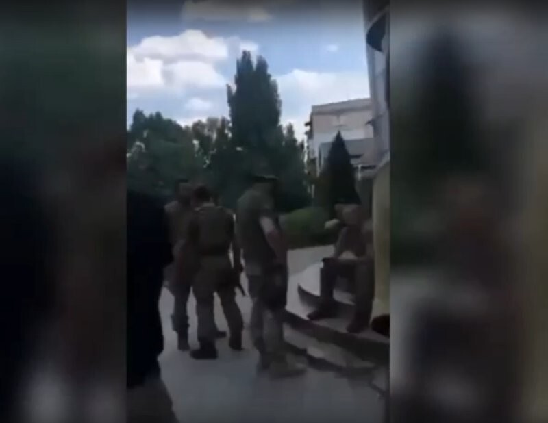 Командир ВСУ кричит на своих подчинённых солдат и обвиняет их в предательстве