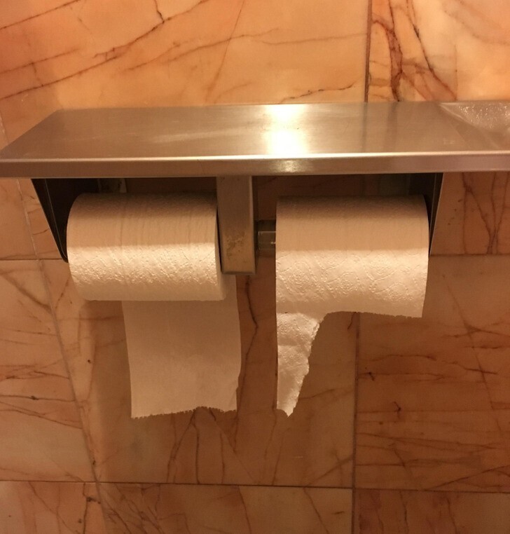 "В туалете ресторана по-разному висят два рулона бумаги - выбирайте, как нравится больше"