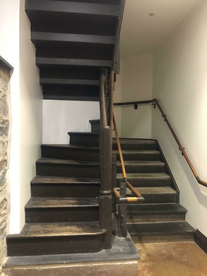 20. "Лестница в подвале общежития Принстонского университета"