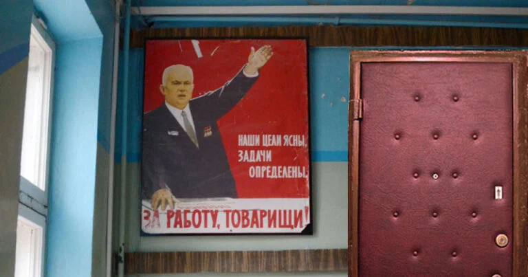 Зачем при СССР двери оббивали дерматином?