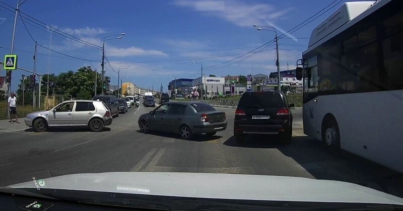 Разворот на пешеходном переходе и небольшое ДТП из Севастополя
