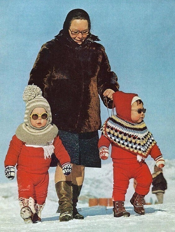 Малыши на прогулке. Гренландия, 1973 год