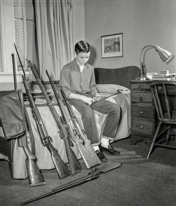 Юноша со своей коллекцией оружия. США, 1959 год