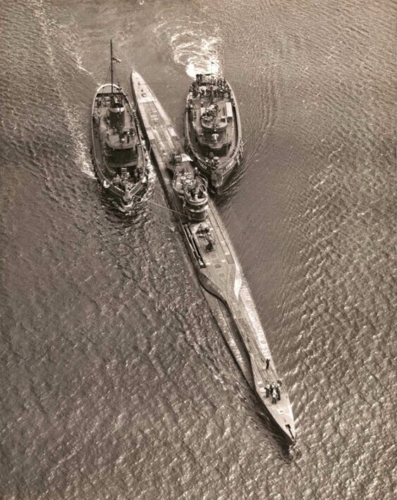 Подводная лодка U–805 в сопровождении двух американских буксиров, США, 1945 год