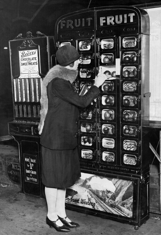 Автомат по продаже фруктов в Лондоне, 1920-е годы.