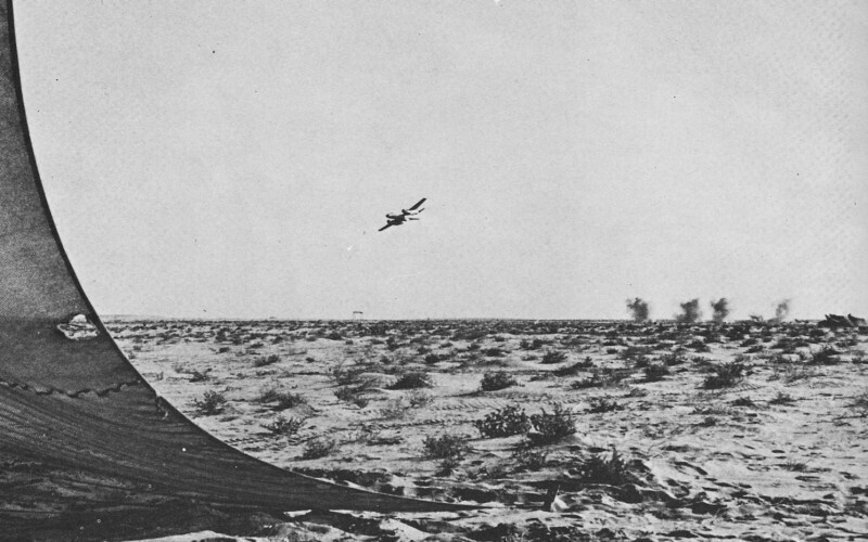 Египетский бомбардировщик Ил-28 атакует израильские позиции на Синае во время войны 1967-1970 гг