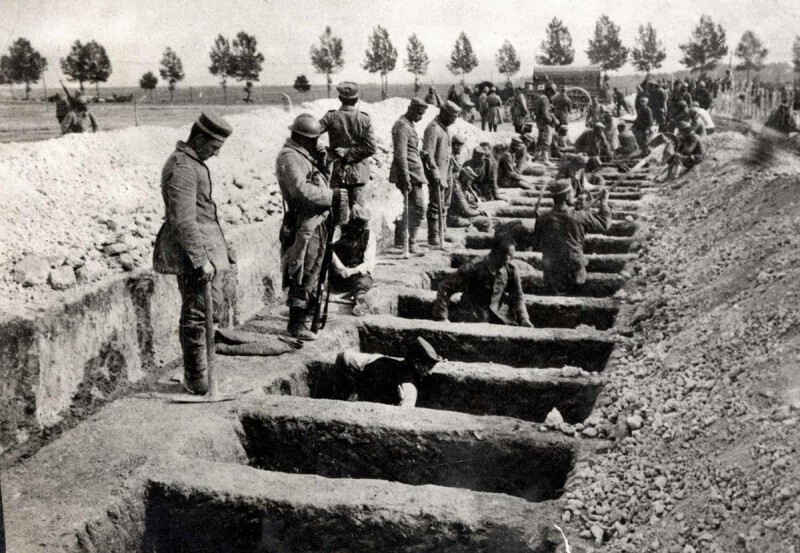Немецкие военнопленные копают могилы павшим французским солдатам, 1915 год