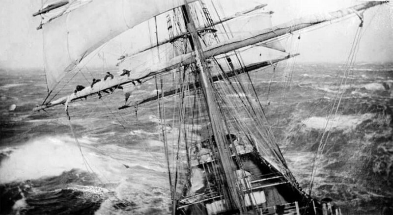 Матросы работают на мачте корабля Garthsnaid во время шторма, 1920 год