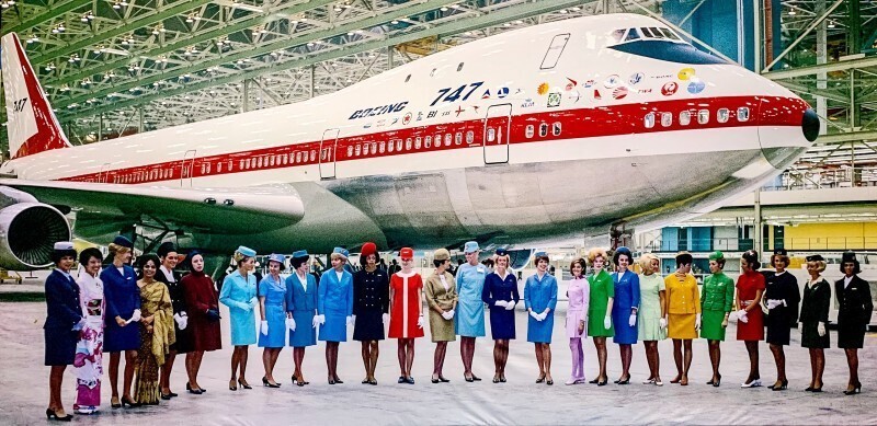Боинг 747 и стюардессы из разных стран. США, 1970–е гг