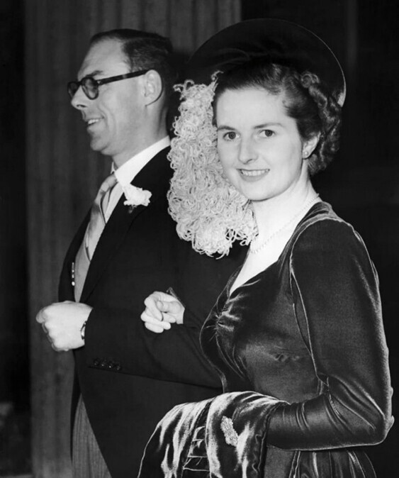 26-летняя Маргарет Робертс, через несколько минут станет Маргарет Тэтчер, связав себя узами брака с состоятельным бизнесменом Денисом Тэтчером. 13 декабря 1951 года