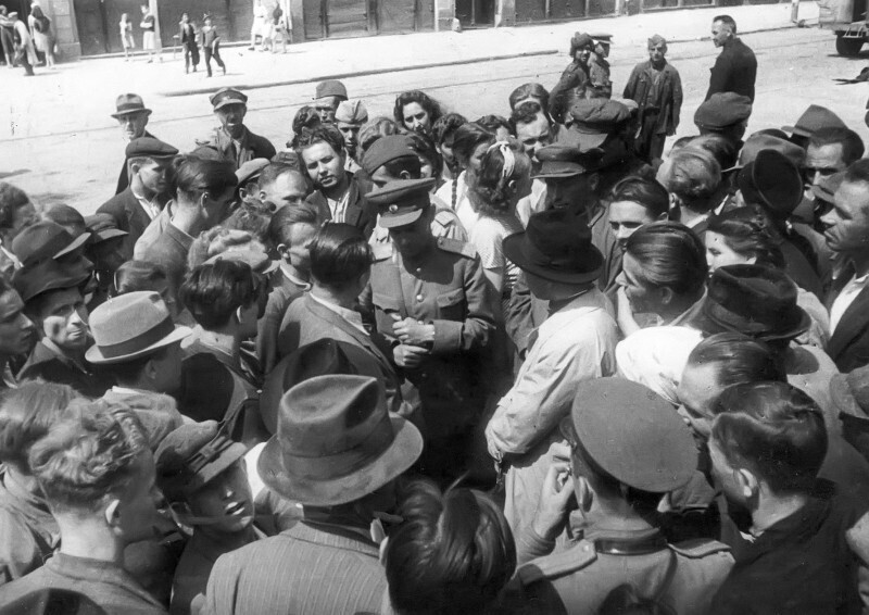 Советский офицер в окружении жителей освобожденного Львова, 1944 год