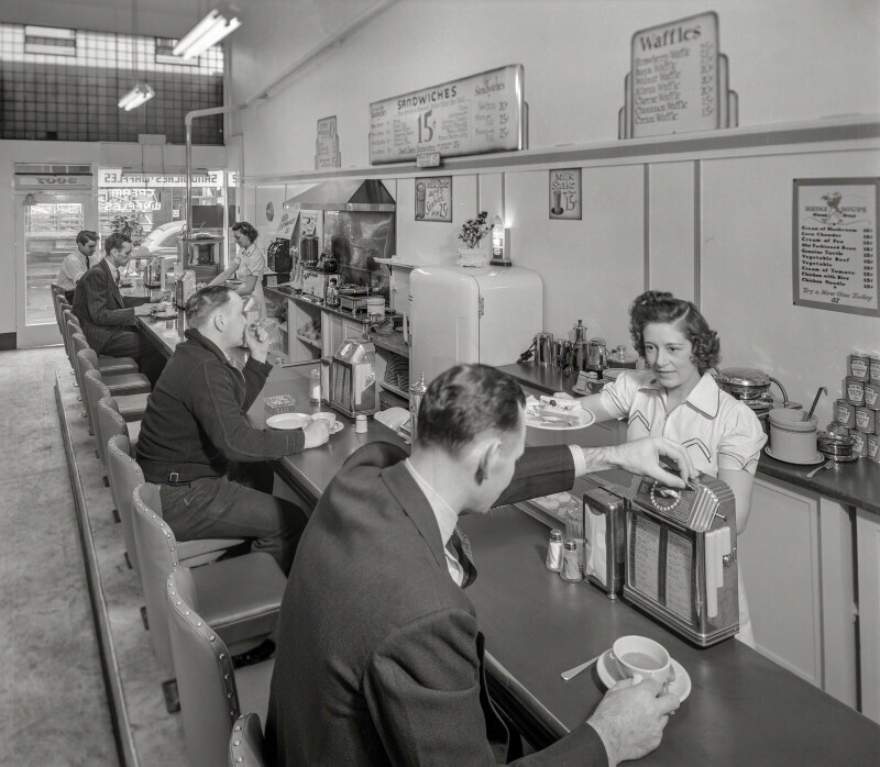 Перекус сэндвичами. Аппарат на стойке для заказа музыки в Buckley Music System. Сан-Франциско, 1941 год