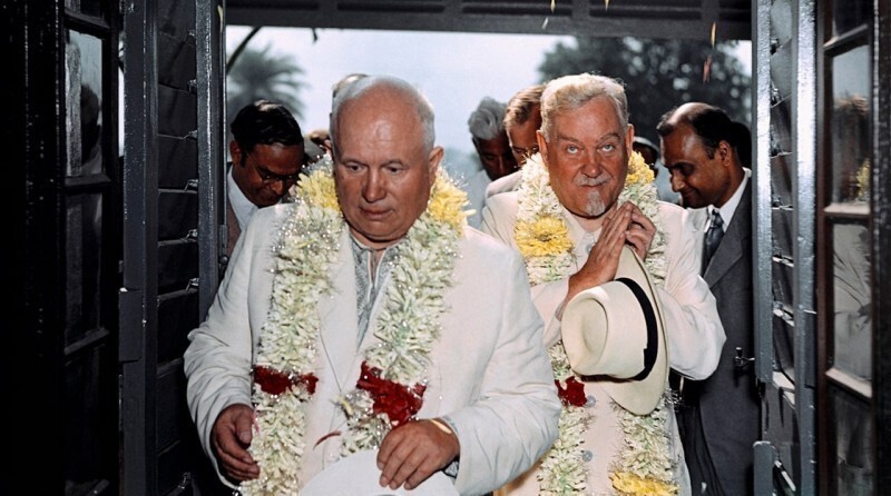 Первый секретарь ЦК КПСС Никита Сергеевич Хрущев и советский государственный и военный деятель Николай Александрович Булганин (справа) в ботаническом саду во время визита в Индию.1955 год