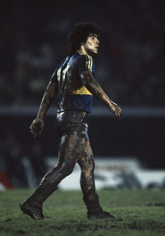 Нападающий «Бока Хуниорс» Диего Марадона весь в грязи во время футбольного матча, 14 мая 1981 года