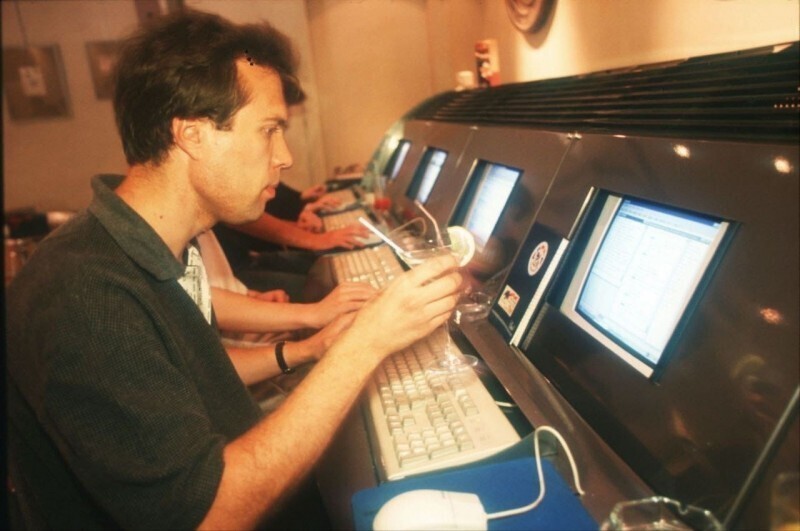 В интернет-кафе, Москва, 1997 год