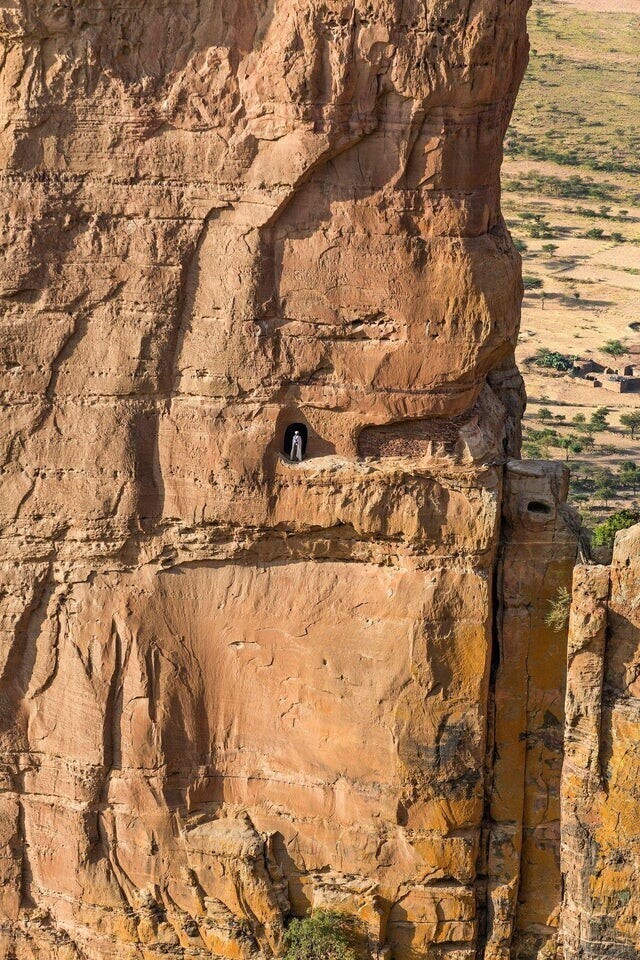”Церковь на небесах", находится в Эфиопии. Чтобы добраться до неё, нужно подняться по отвесной скале