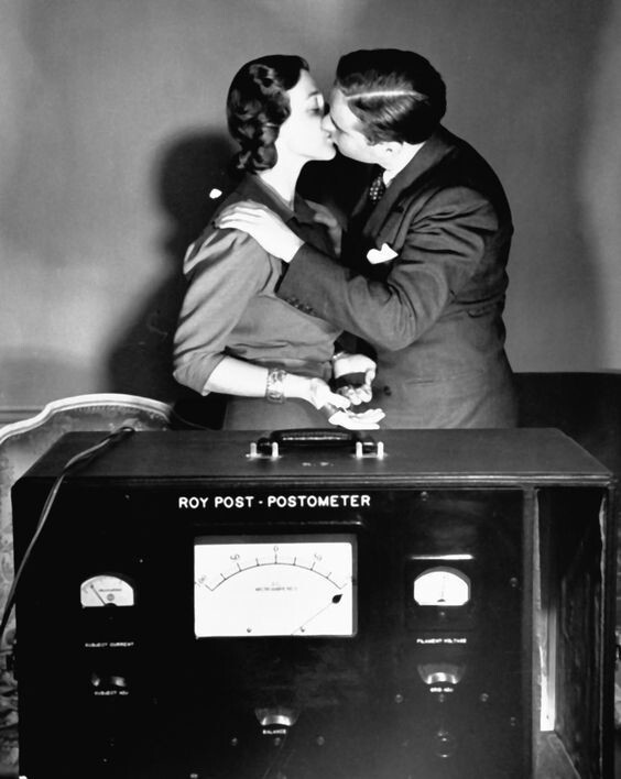 Детектор лжи, который проверяет силу поцелуя. 1939 год