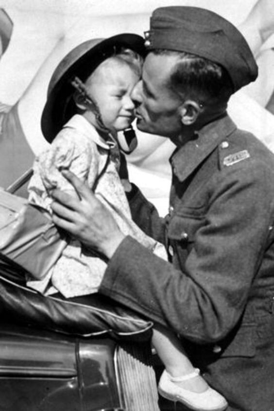Целуйтесь всегда и везде: 20 исторических фото в честь дня поцелуя