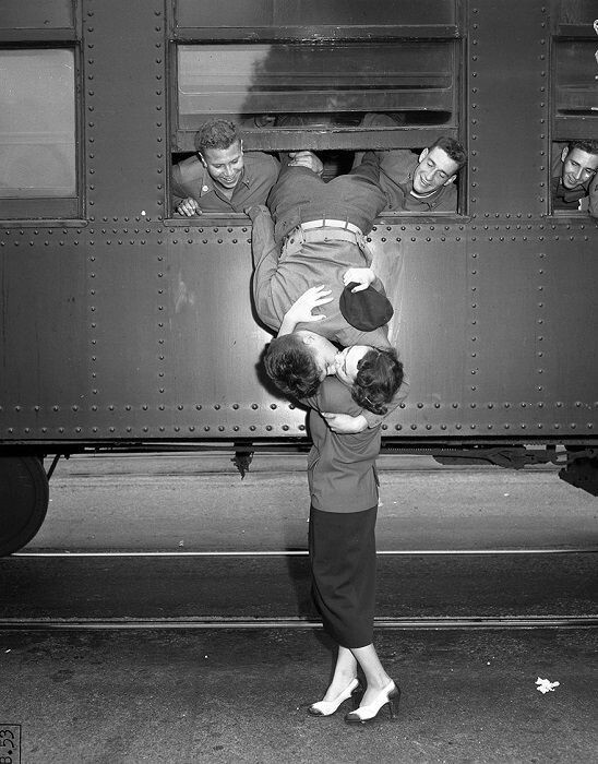 Целуйтесь всегда и везде: 20 исторических фото в честь дня поцелуя