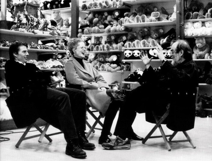 Том Круз, Николь Кидман и Стэнли Кубрик на съемках фильма «С широко закрытыми глазами», 1999