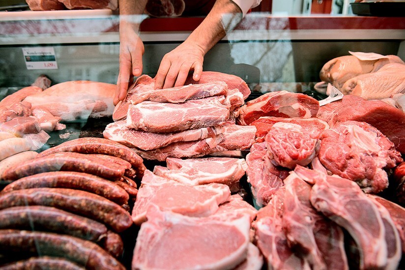 И так съедят: какими способами производители реализуют мясо сомнительного качества?