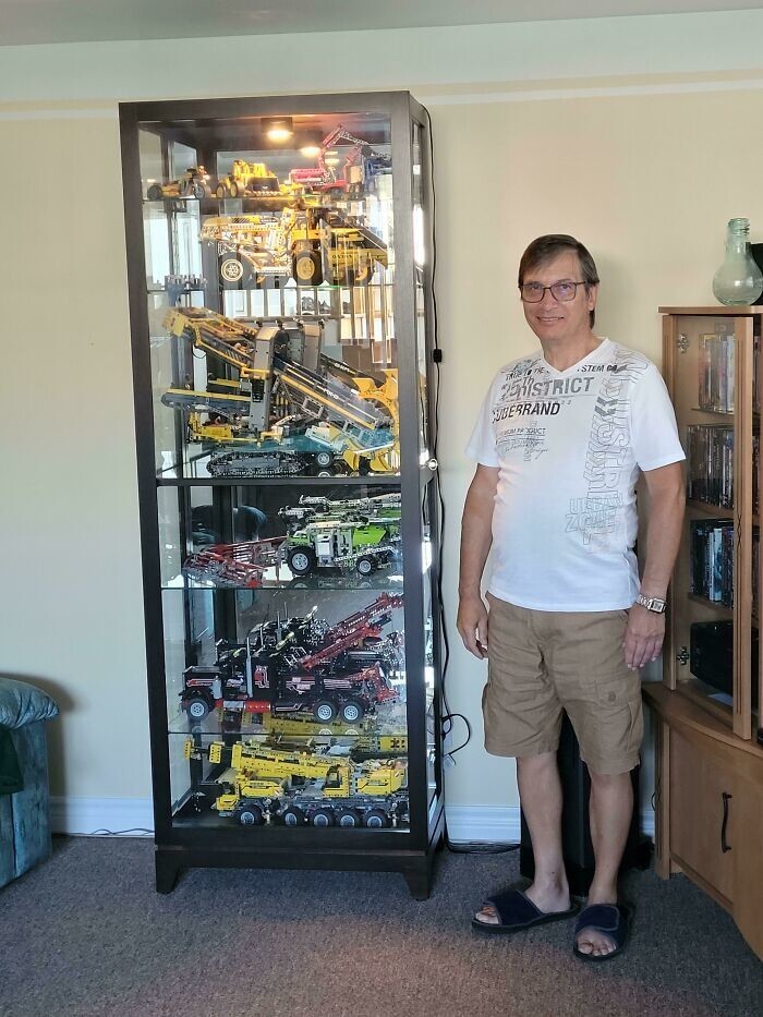 24. "Мой дедушка рядом со своей коллекцией LEGO, которую он собрал во время пандемии"