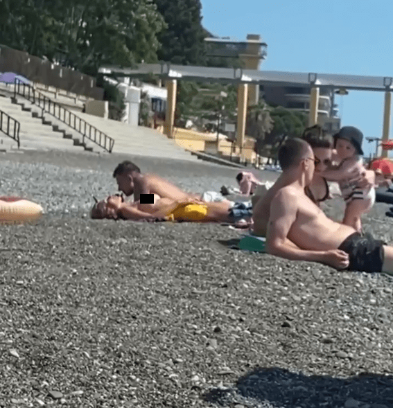 "Слышь, ты, надень свой лифон!": посетительница общественного пляжа в Сочи возмутилась неодетой девушкой