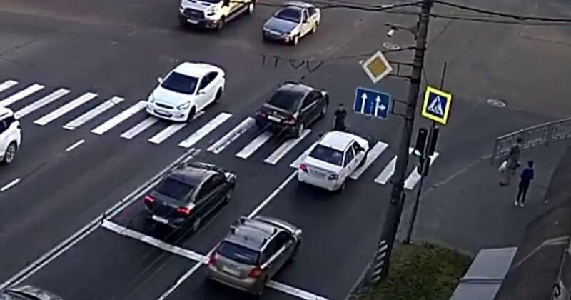 Дорожные войны: в Вологде водитель подрался с пешеходами