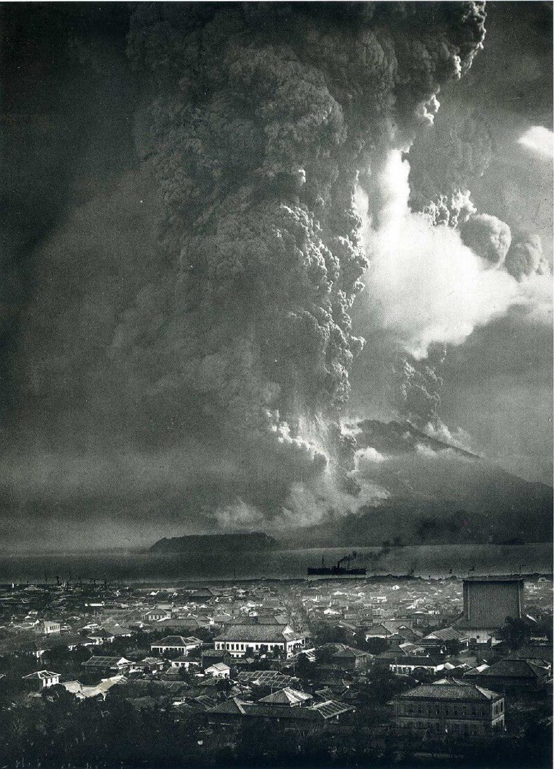 Извepжeние вулкaна Caкурашимa в 1914 году.