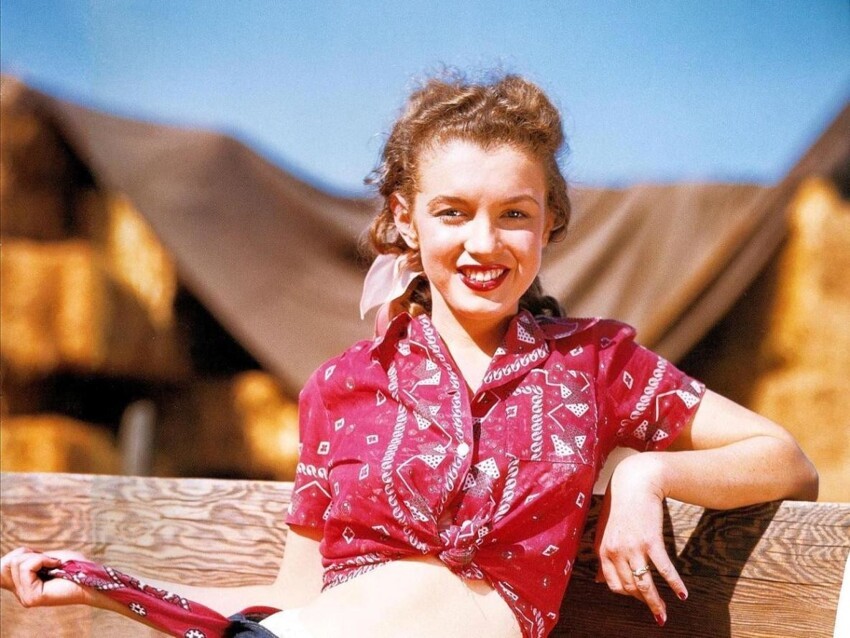 Молодая Мэрилин Монро еще до смены имиджа в 1945 году.