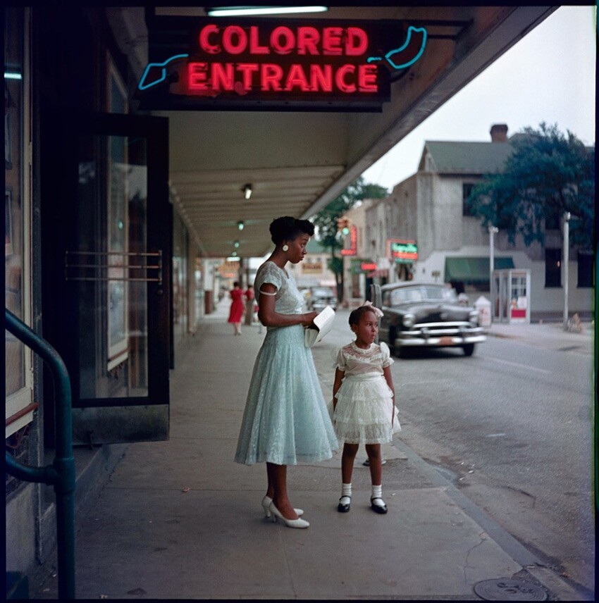 Oтдeльный вxод в магазин для цветныx во время расовой сегрегации в США.